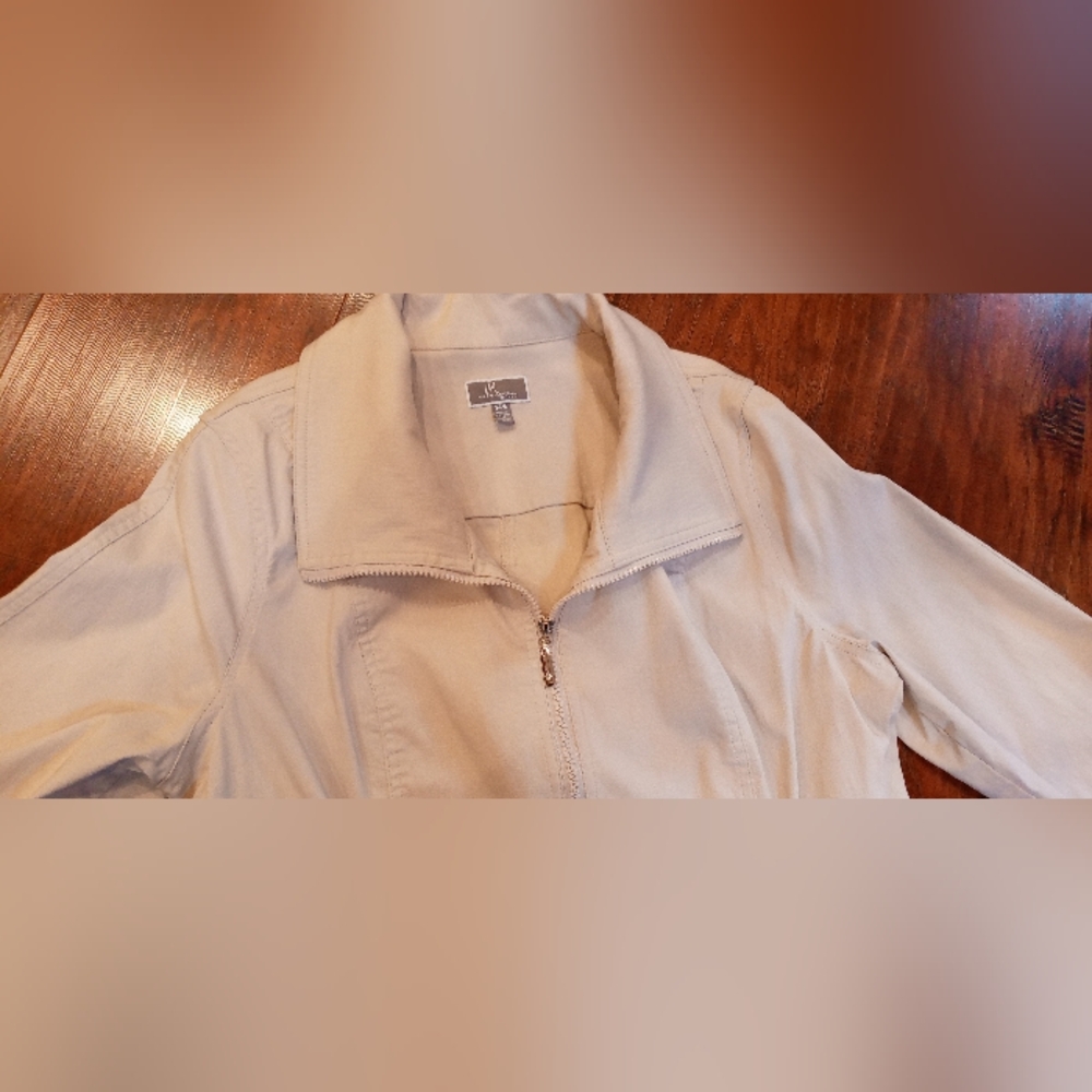 Women's Jacket - Picture 6 of 8